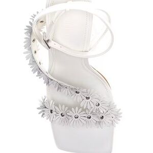 ❤️❤️New Gianni Bini white sandal